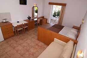 Lambis Studios & Apartments