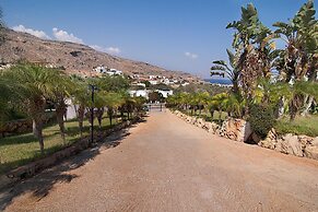 Lambis Studios & Apartments