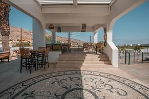 Lambis Studios & Apartments