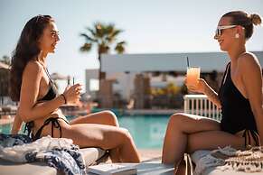 Lambis Studios & Apartments