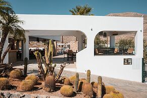 Lambis Studios & Apartments