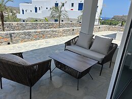 Lambis Studios & Apartments