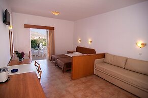 Lambis Studios & Apartments