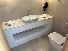 Lambis Studios & Apartments