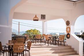 Lambis Studios & Apartments