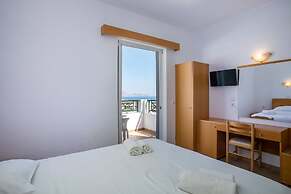 Lambis Studios & Apartments