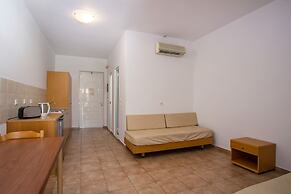 Lambis Studios & Apartments