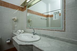 Lambis Studios & Apartments