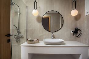 Lambis Studios & Apartments