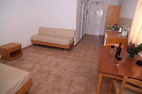 Lambis Studios & Apartments