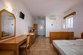 Lambis Studios & Apartments