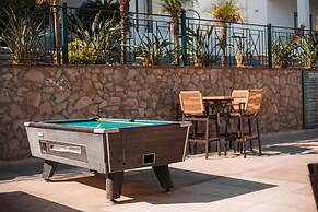 Lambis Studios & Apartments