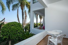 Lambis Studios & Apartments