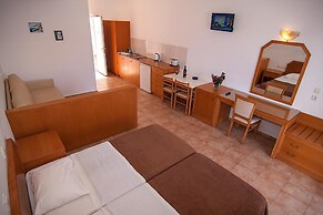 Lambis Studios & Apartments