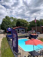 The Junction Hotel and Hostel