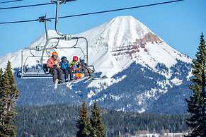 The Junction Hotel and Hostel