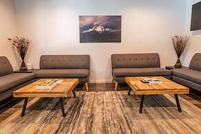 The Junction Hotel and Hostel