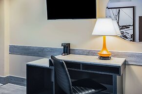 Super 8 by Wyndham Lindenhurst