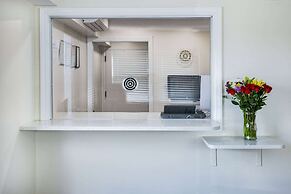 Super 8 by Wyndham Lindenhurst