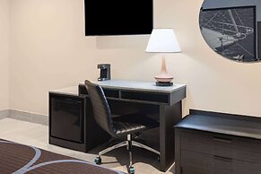 Super 8 by Wyndham Lindenhurst