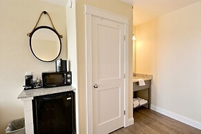 Lighthouse View Oceanfront Lodging