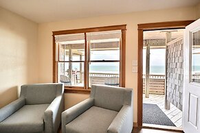Lighthouse View Oceanfront Lodging