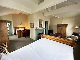 The Red Lion Inn Resort 1704