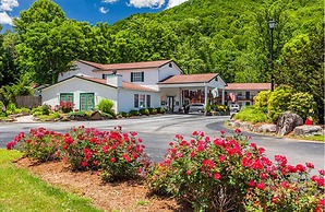Maggie Valley Creekside Lodge