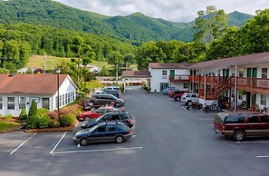 Maggie Valley Creekside Lodge
