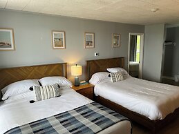 High Tide Inn