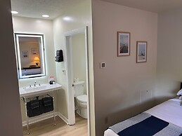 High Tide Inn