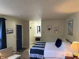 High Tide Inn