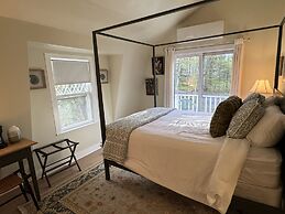 High Tide Inn