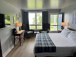 High Tide Inn