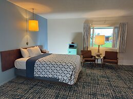 Curly Redwood Lodge