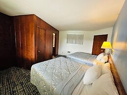 Curly Redwood Lodge
