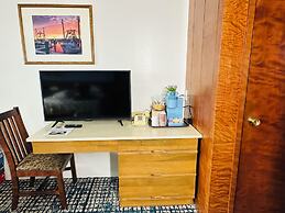Curly Redwood Lodge