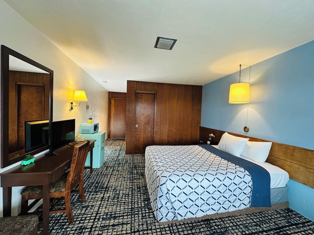Curly Redwood Lodge