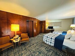 Curly Redwood Lodge
