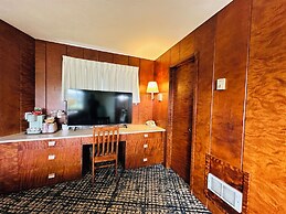 Curly Redwood Lodge