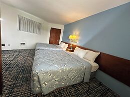 Curly Redwood Lodge