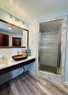 Curly Redwood Lodge