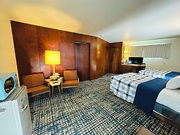 Curly Redwood Lodge