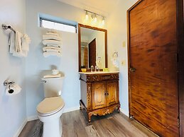 Curly Redwood Lodge