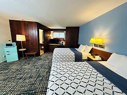 Curly Redwood Lodge
