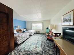 Curly Redwood Lodge