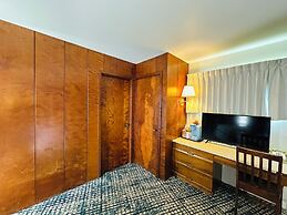 Curly Redwood Lodge