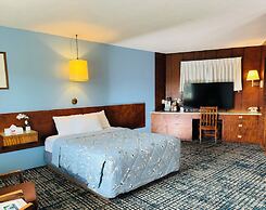 Curly Redwood Lodge