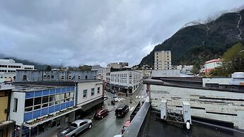 Alaskan Hotel and Bar