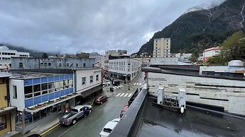 Alaskan Hotel and Bar